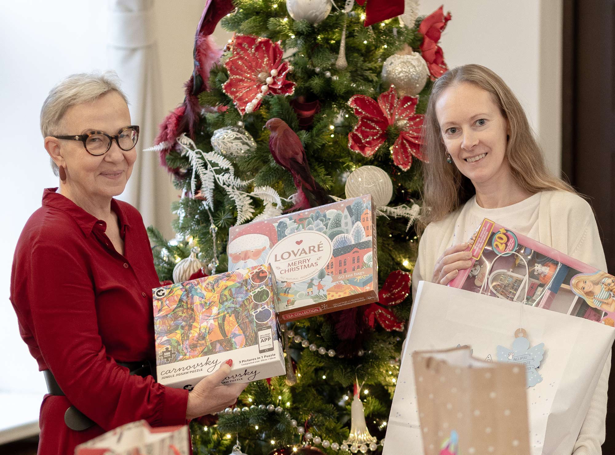 Hea jõulutavana peavad nii Võru linn kui ka maakonnas asuvad vallad meeles nii oma väikeseid kui ka suuri – ajas aina tervislikumaks muutuvad pakid on mõeldud nii lastele kui ka eakatele. Fotol (vasakult) Kersti Kõosaar ja lastekaitsespetsialist Hannela Teaste. FOTO: Aigar Nagel